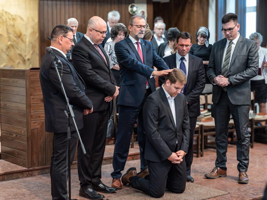 Lelkipásztor avatás és beiktatás a Debreceni Baptista Gyülekezetben